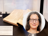 offenes Buch in Vitrine und Portrait von Költzsch