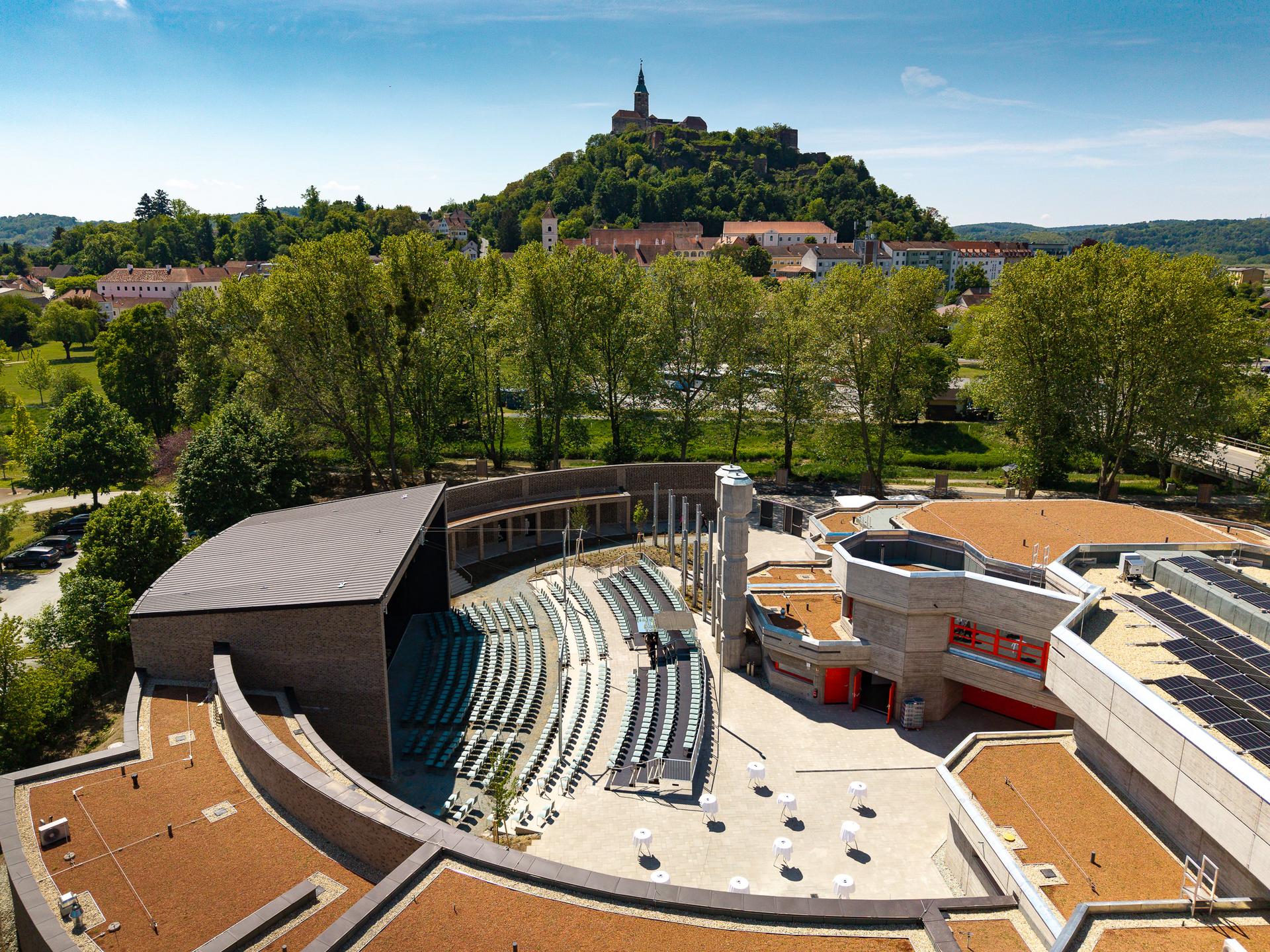 Kulturzentrum Güssing im Hintergrund Burg Güssing – Drohnenaufnahme