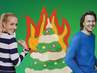 Lilian Klebow und Gernot Haas lachen in die Kamera - im Hintergrund ein illustrierter brennender Weihnachstbaum
