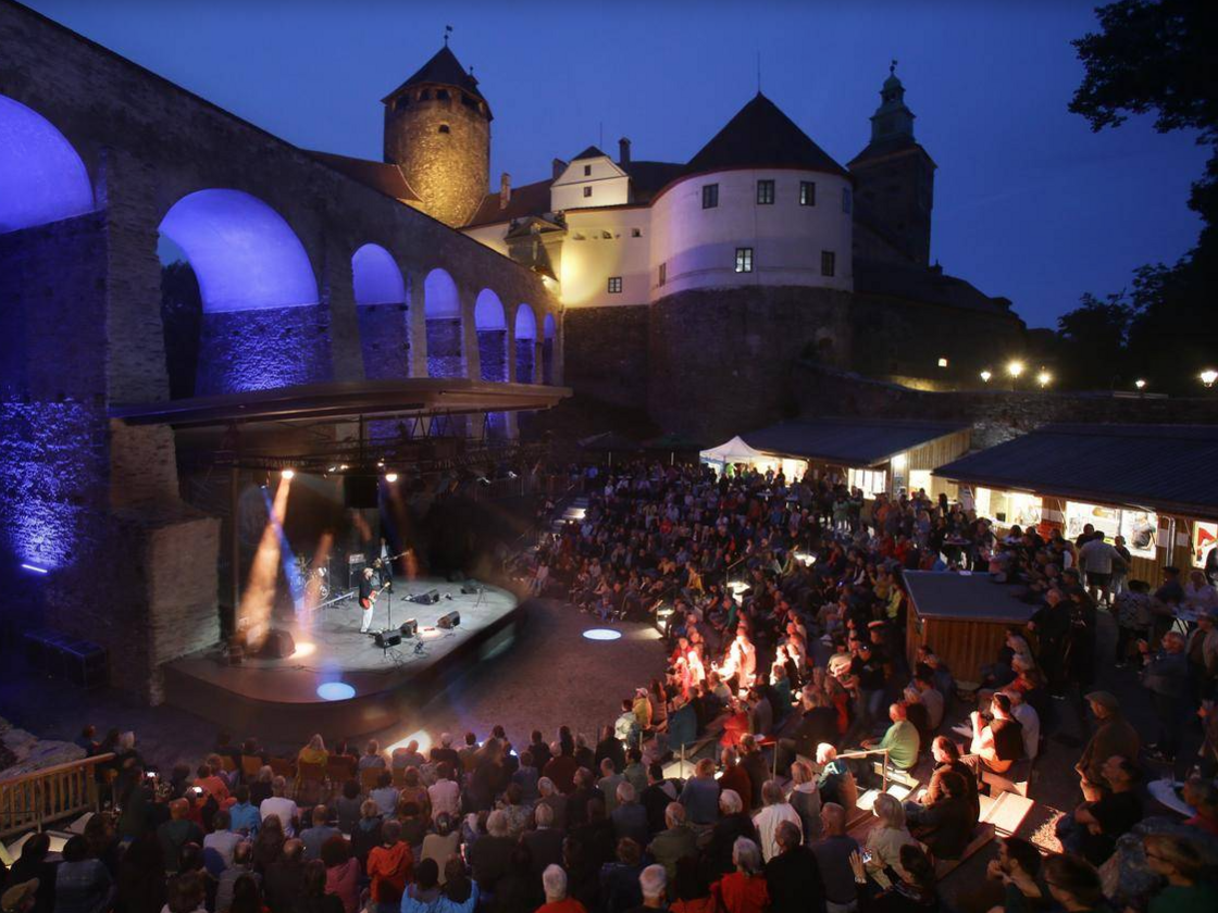 Publikum im Burggraben der Burg Schlaining