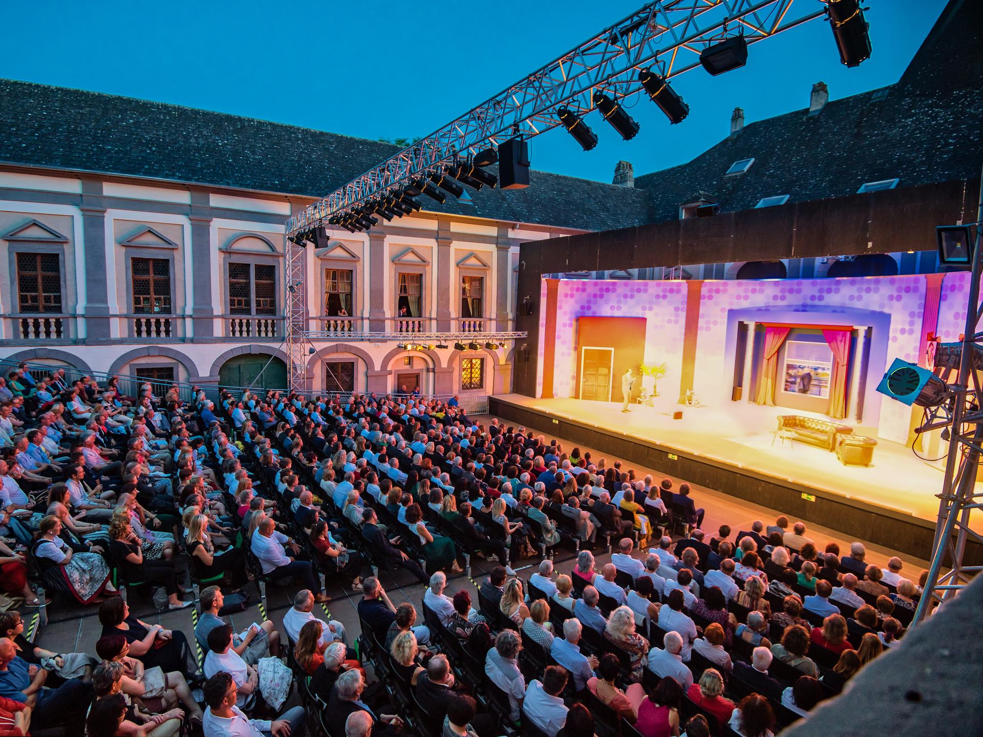Publikum vor der Bühne bei den Schloss-Spielen Kobersdorf