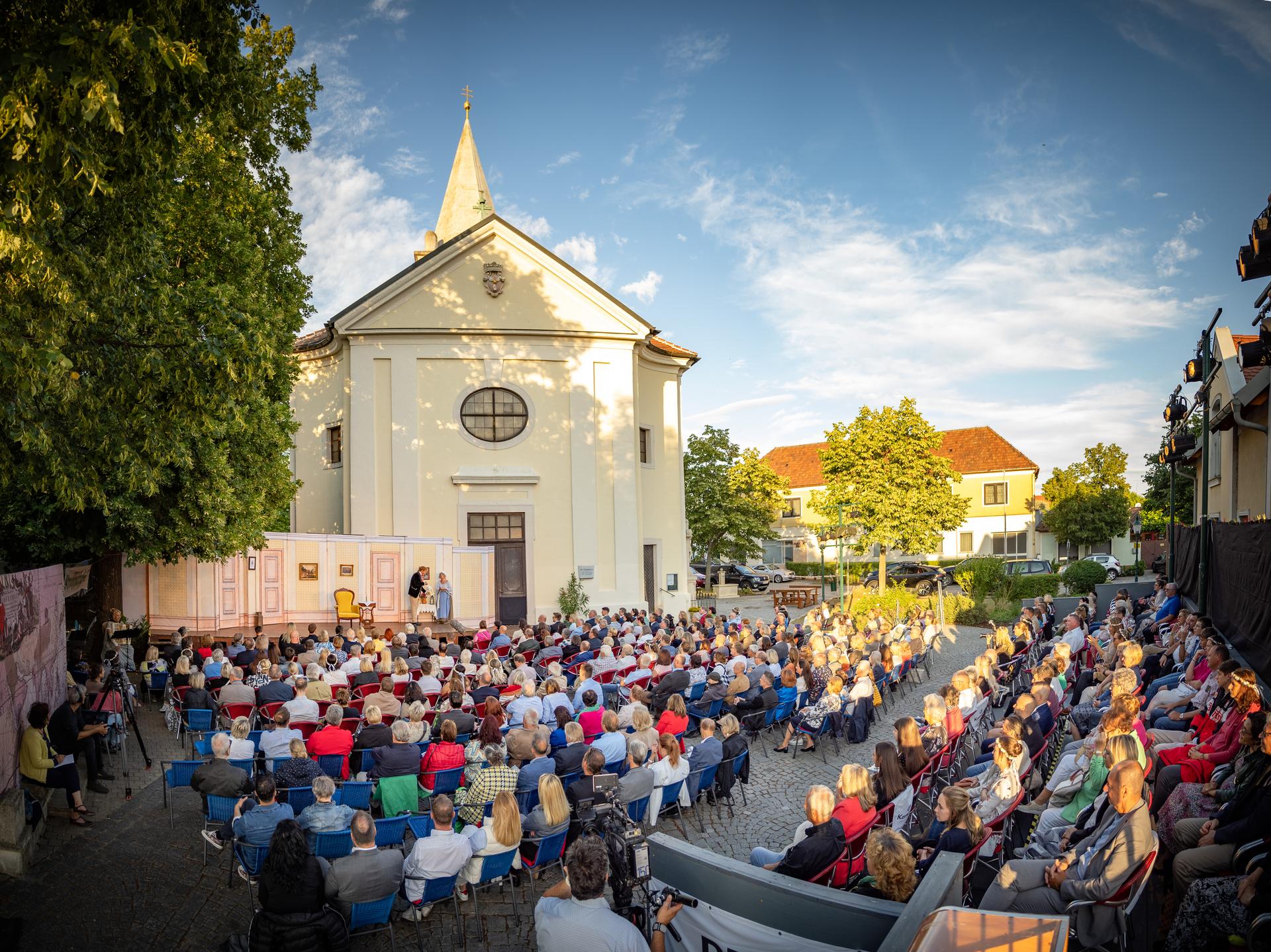 Theater Sommer Parndorf - Publikum während der Aufführung am Kirchenplatz